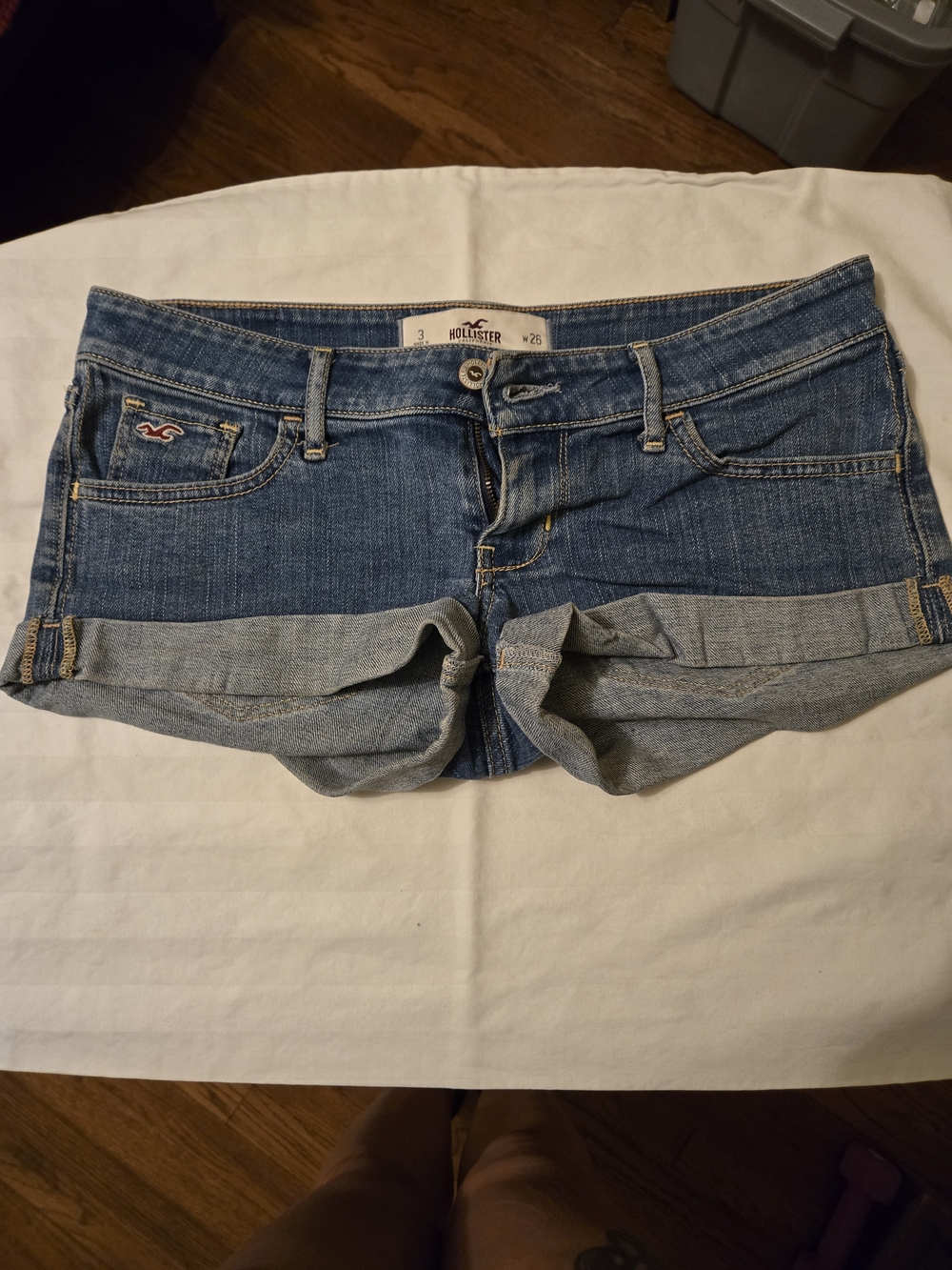 Hollister Cuffed Low Rise Medium Wash Denim Shorts Size 3 / W26